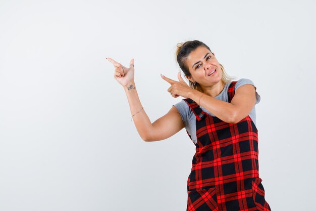 Chica joven expresiva posando en el estudio