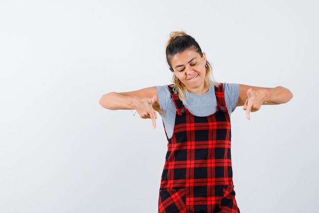 Foto gratuita chica joven expresiva posando en el estudio