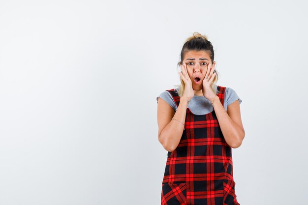 Chica joven expresiva posando en el estudio