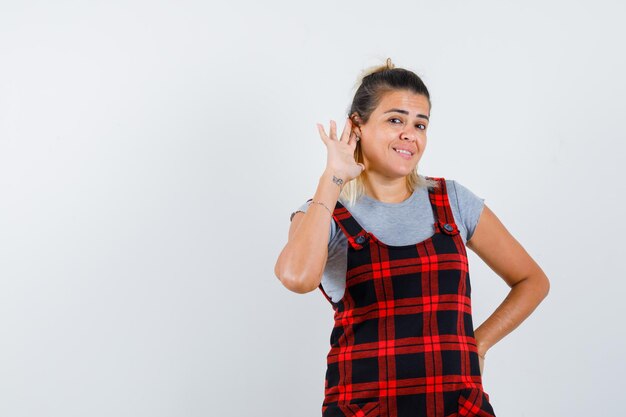 Chica joven expresiva posando en el estudio