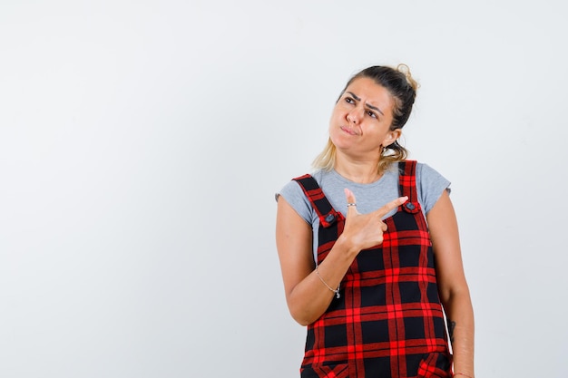 Chica joven expresiva posando en el estudio