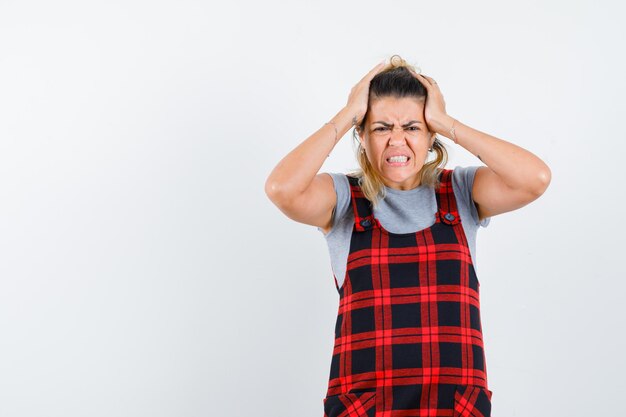 Chica joven expresiva posando en el estudio