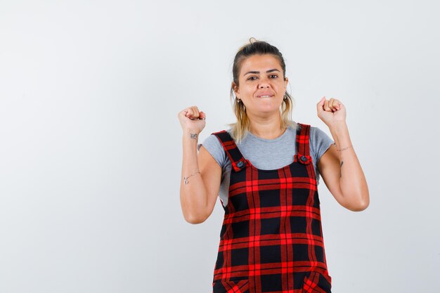 Foto gratuita chica joven expresiva posando en el estudio