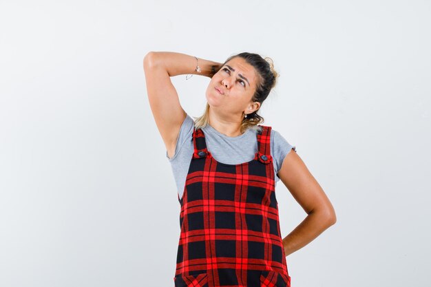 Chica joven expresiva posando en el estudio