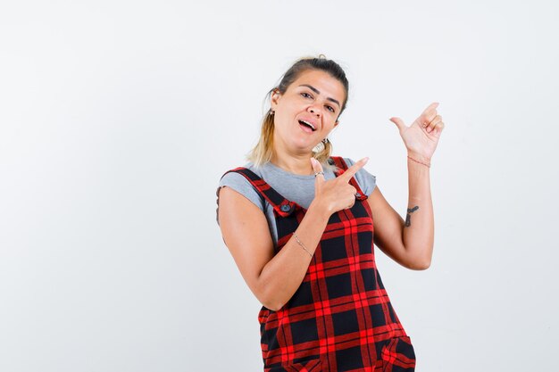 Chica joven expresiva posando en el estudio