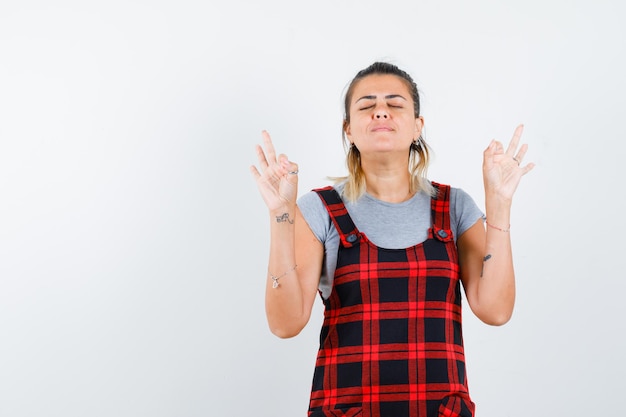 Foto gratuita chica joven expresiva posando en el estudio