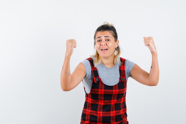 Foto gratuita chica joven expresiva posando en el estudio