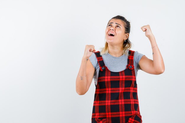 Chica joven expresiva posando en el estudio