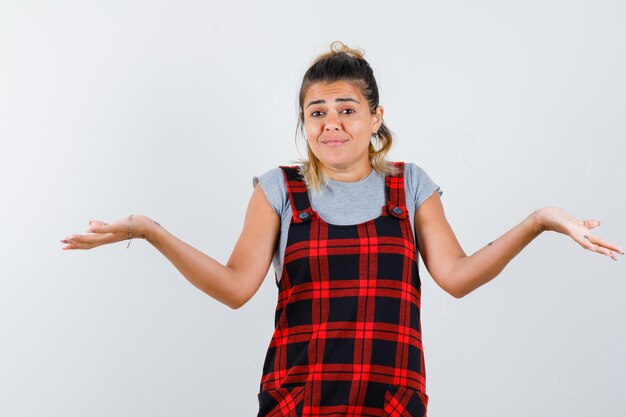 Chica joven expresiva posando en el estudio