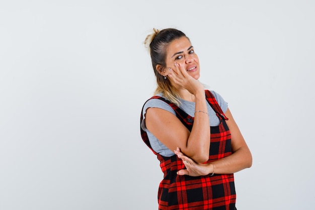 Chica joven expresiva posando en el estudio