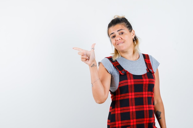 Chica joven expresiva posando en el estudio