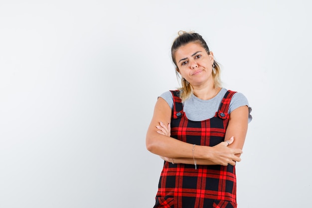 Foto gratuita chica joven expresiva posando en el estudio