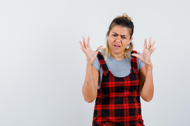 Foto gratuita chica joven expresiva posando en el estudio