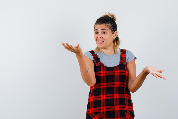 Chica joven expresiva posando en el estudio