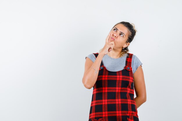 Chica joven expresiva posando en el estudio