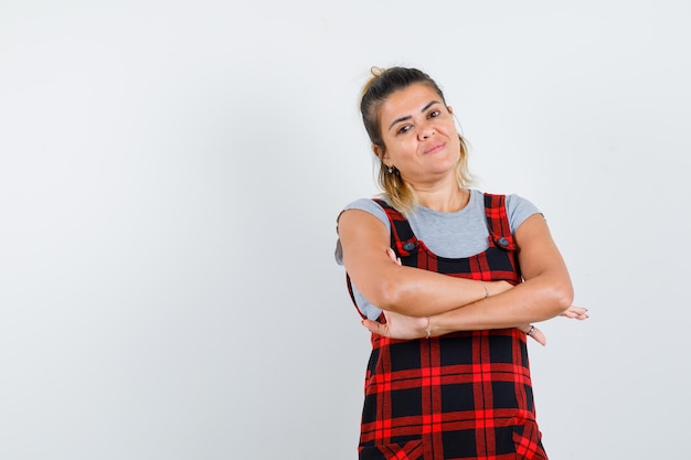 Chica joven expresiva posando en el estudio