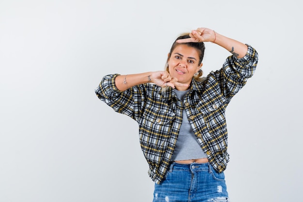 Chica joven expresiva posando en el estudio