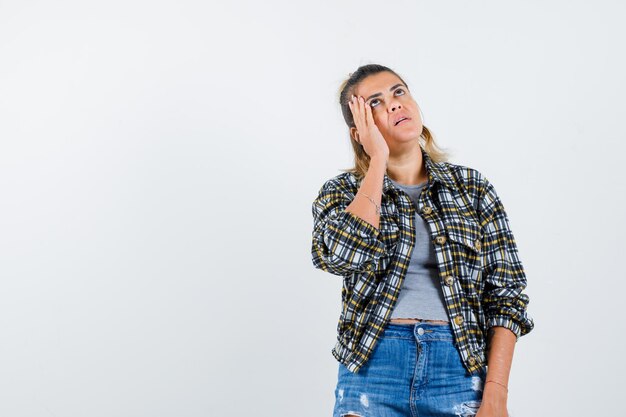 Chica joven expresiva posando en el estudio