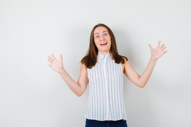 Chica joven expresiva posando en el estudio