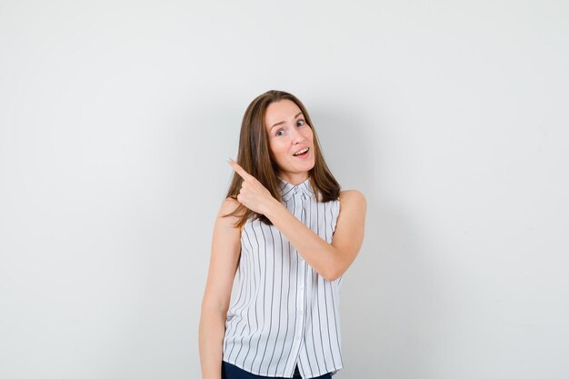 Chica joven expresiva posando en el estudio