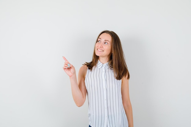 Chica joven expresiva posando en el estudio