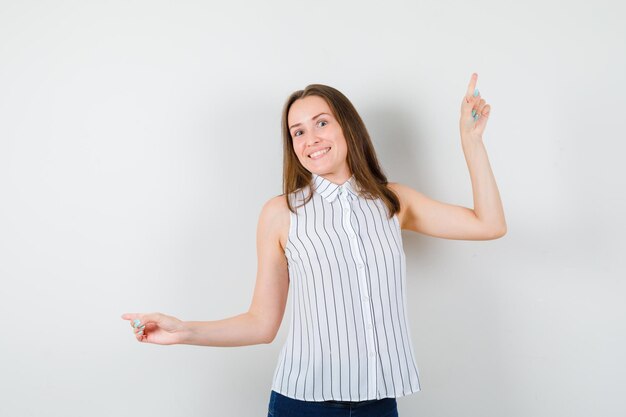 Chica joven expresiva posando en el estudio