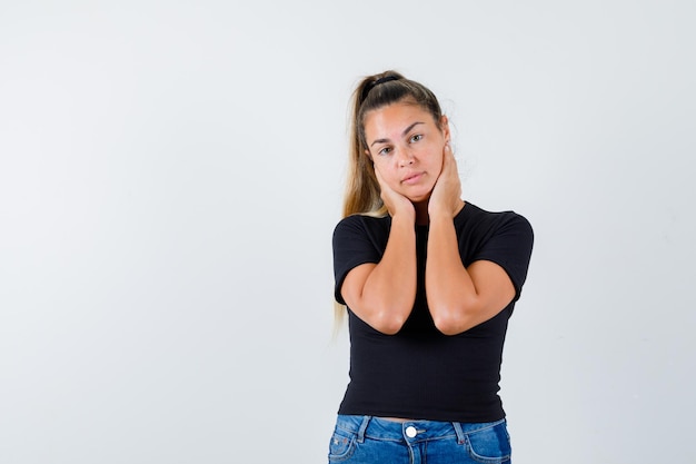 Chica joven expresiva posando en el estudio