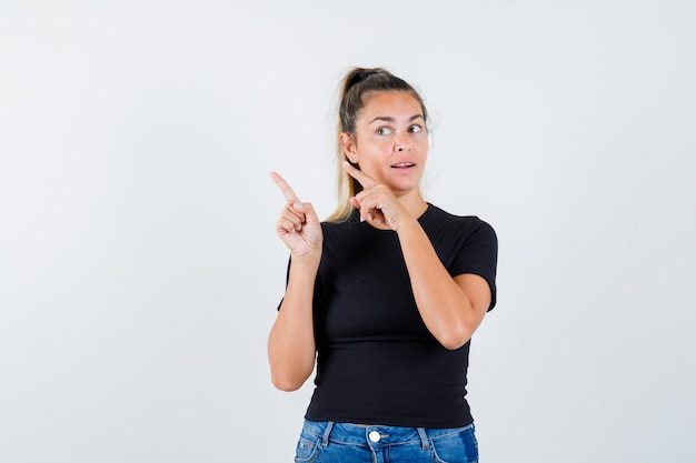 Chica joven expresiva posando en el estudio