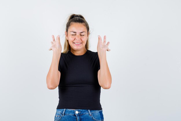 Chica joven expresiva posando en el estudio