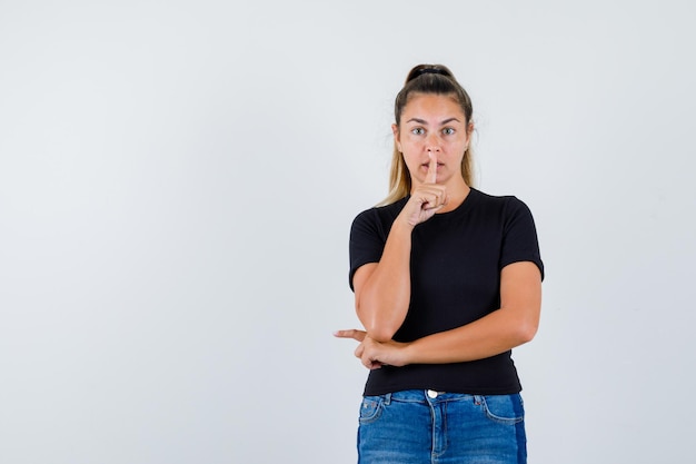 Chica joven expresiva posando en el estudio