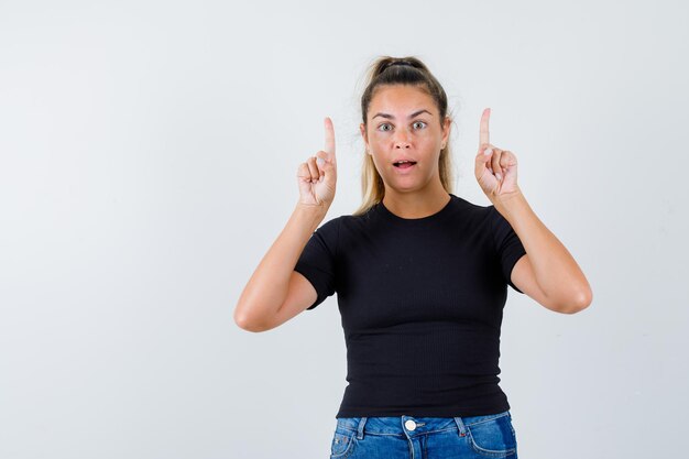 Chica joven expresiva posando en el estudio