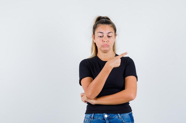 Chica joven expresiva posando en el estudio