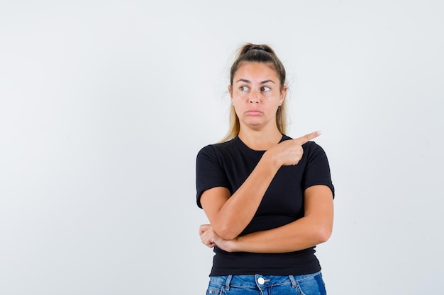 Chica joven expresiva posando en el estudio