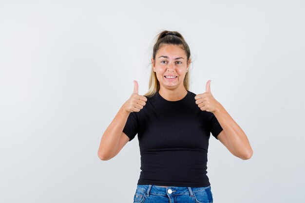 Chica joven expresiva posando en el estudio