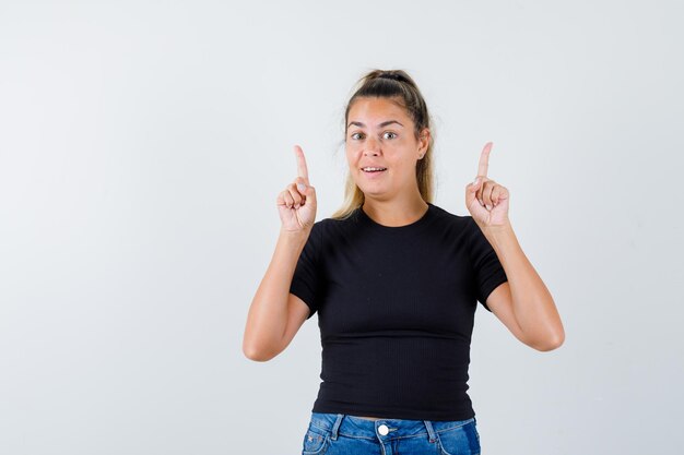 Foto gratuita chica joven expresiva posando en el estudio