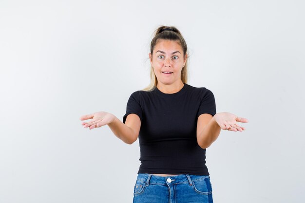 Chica joven expresiva posando en el estudio