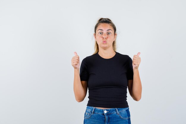 Chica joven expresiva posando en el estudio