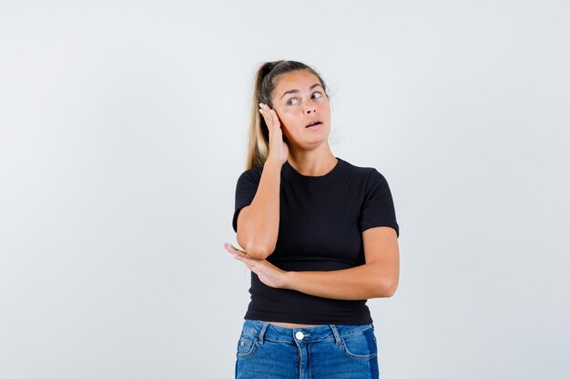 Chica joven expresiva posando en el estudio