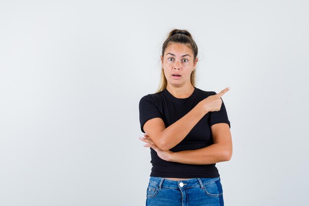 Chica joven expresiva posando en el estudio