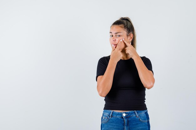 Chica joven expresiva posando en el estudio