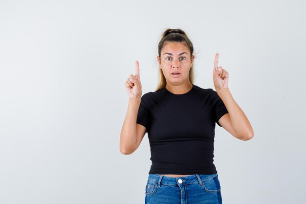 Chica joven expresiva posando en el estudio