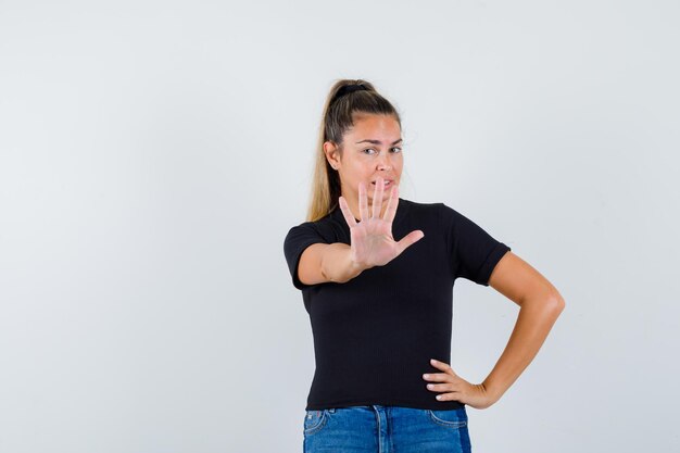 Chica joven expresiva posando en el estudio