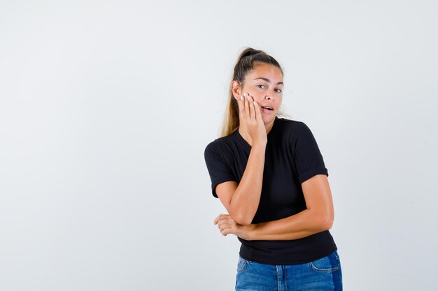 Chica joven expresiva posando en el estudio