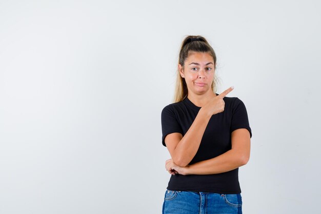 Chica joven expresiva posando en el estudio