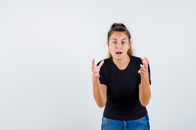 Chica joven expresiva posando en el estudio