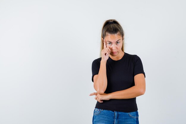 Chica joven expresiva posando en el estudio