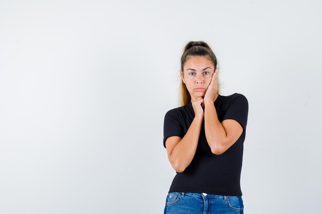 Chica joven expresiva posando en el estudio