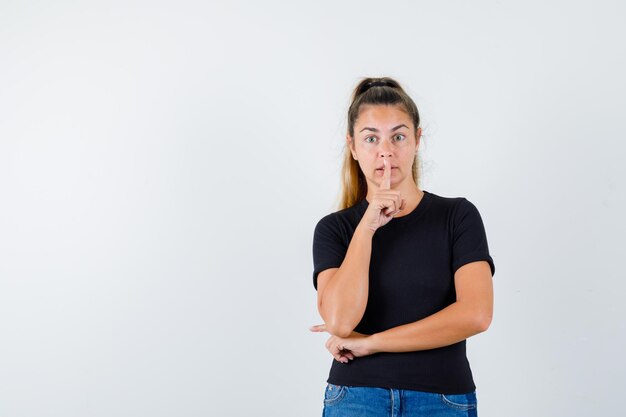 Chica joven expresiva posando en el estudio