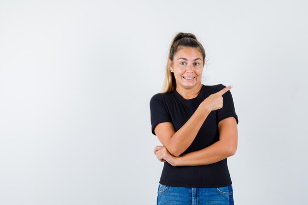 Chica joven expresiva posando en el estudio