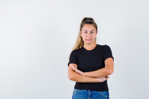 Foto gratuita chica joven expresiva posando en el estudio